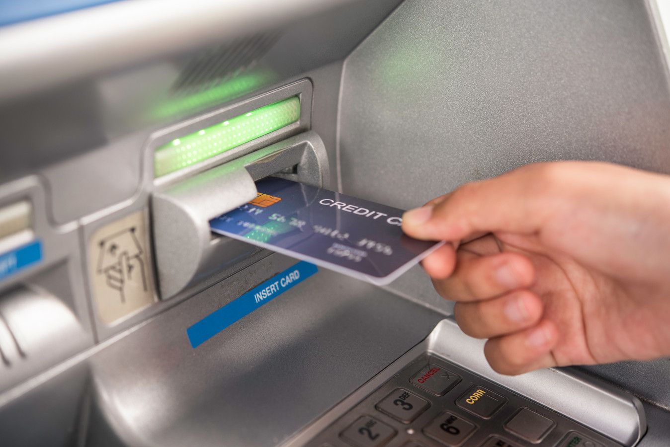 Кои банки предлагат най-ниска такса при теглене на суми от банкомат с кредитна карта